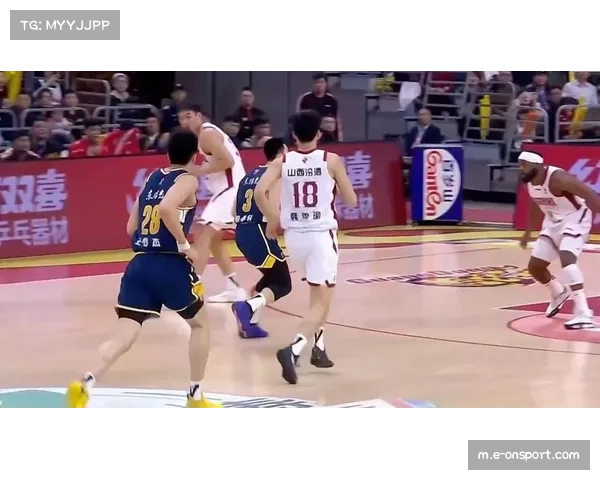 方硕协防击中进攻球员头部 普通犯规未升级裁判尺度引争议